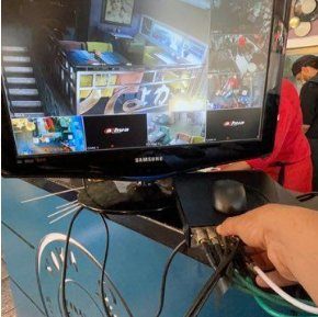 Technicien Electro Sat configurant un système de vidéosurveillance